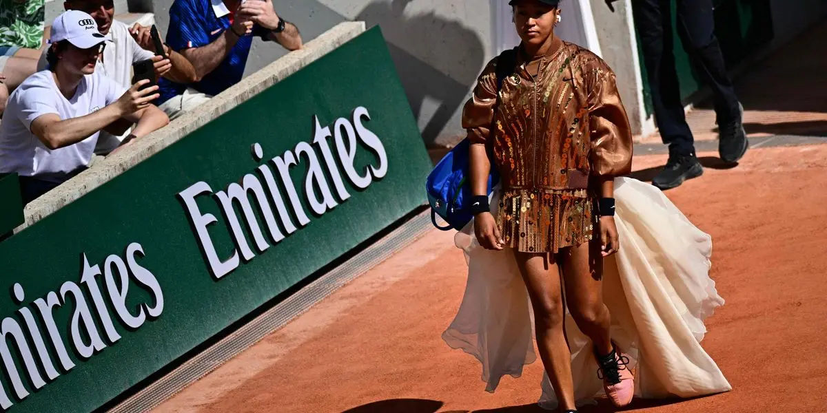French Open: Naomi Osaka läuft mit cremefarbener Schleppe auf